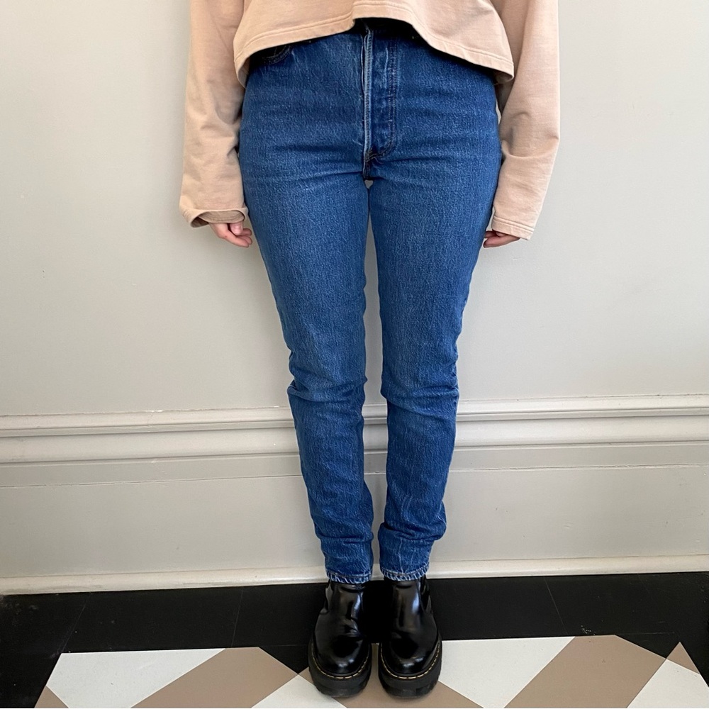 Vintage U.S.A made Levi’s high-waisted dark-wash jeans. 💙